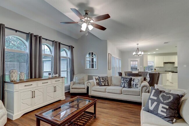 Building Photo - 9327 Hudson Bend Cir