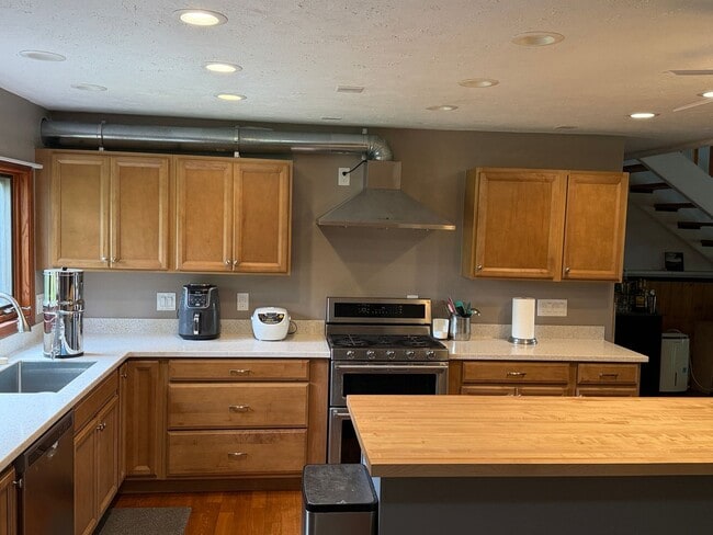 Building Photo - Upper Waiakea Uka Home