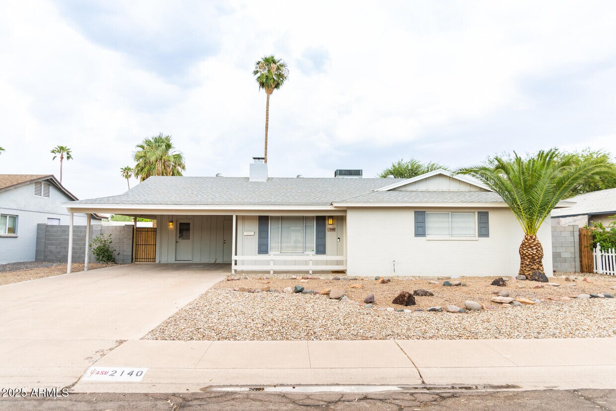 Foto principal - 2140 E Broadmor Dr