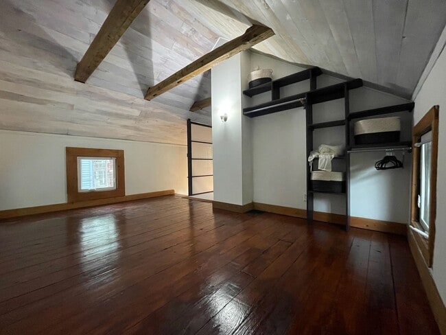 Building Photo - Charming - updated and well maintained - 2...