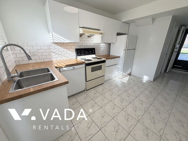 Building Photo - 10980 Swinton Crescent