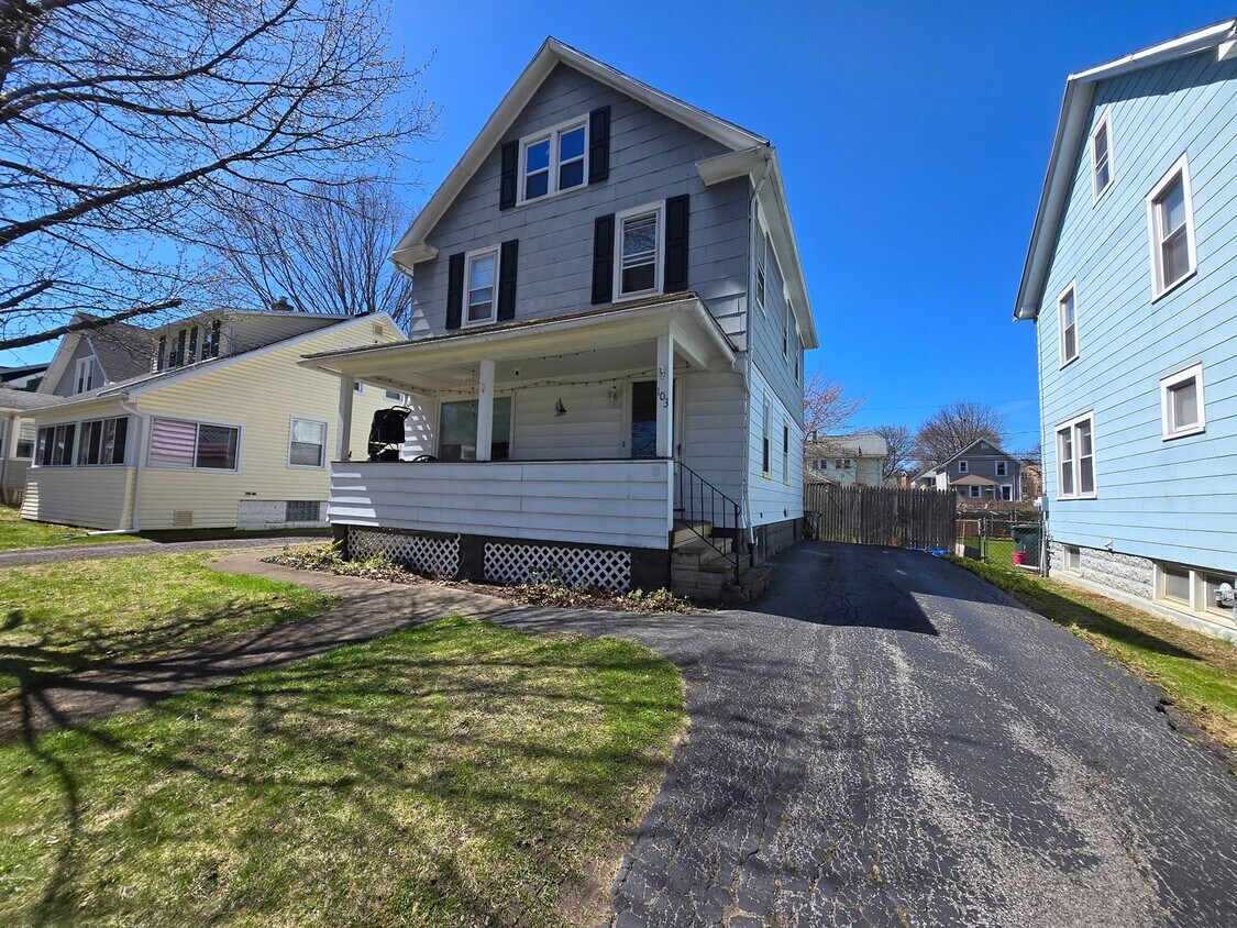 Foto principal - 3 Bedroom - Single Family Home!