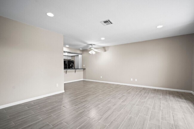 Building Photo - Stunning duplex offers two spacious bedroo...