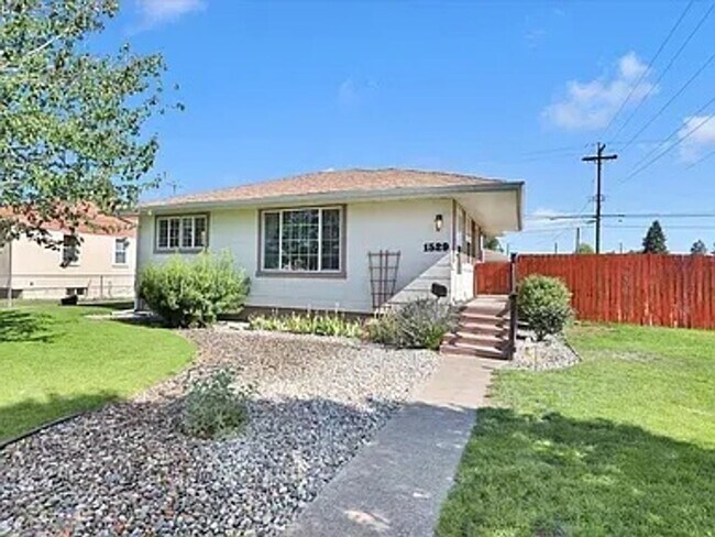 Foto del edificio - 1529 E Bismark Ave