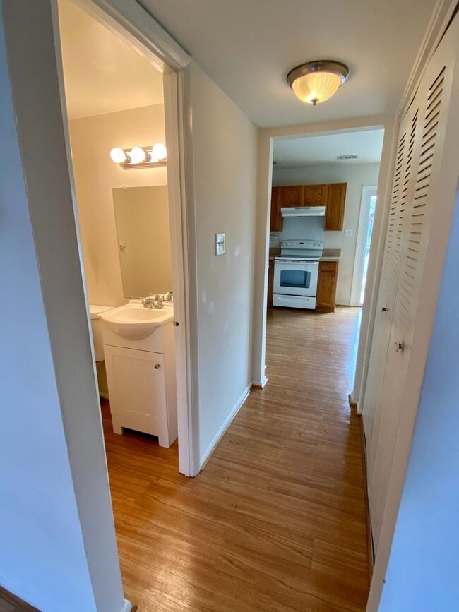 Building Photo - 2 Bedroom Townhouse in Hilltop Village!