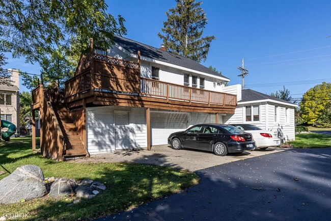 Building Photo - 3 br, 1 bath Duplex - 5001 Greer Rd # 2