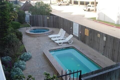 Foto del edificio - 6300 Seawall Blvd