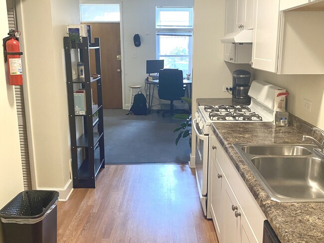 Foto del edificio - 1625 N Wood St