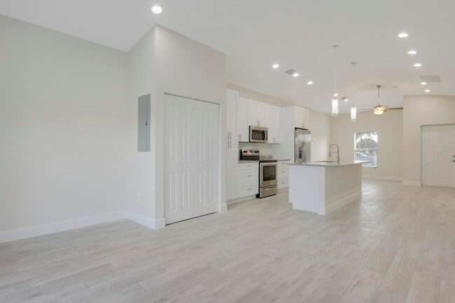 Building Photo - 1566 W 26th Ct
