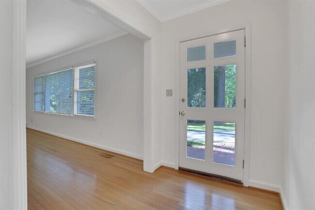 Foto del edificio - 611 Peachtree Battle Ave NW