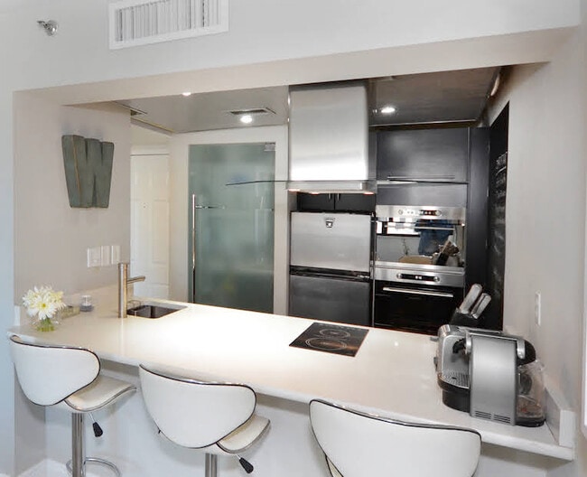 Building Photo - 540 Brickell Key