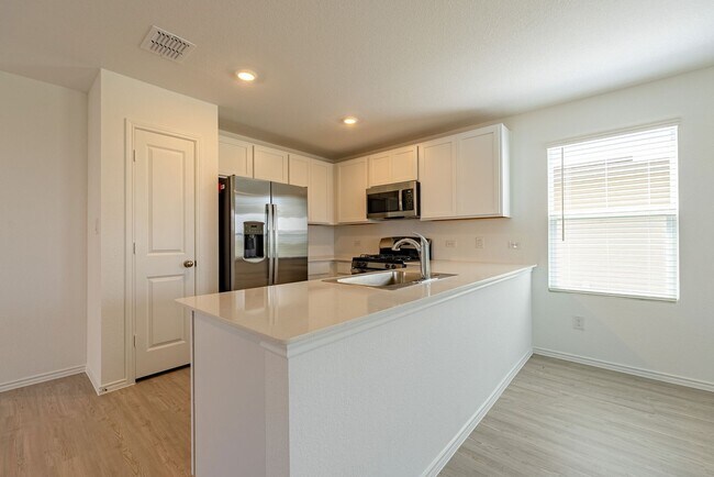 Foto del edificio - Brand New Modern Home with Included Applia...