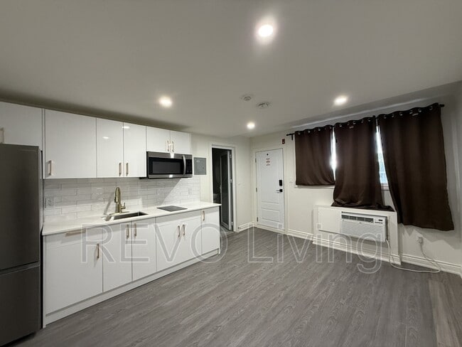 Building Photo - 7800 Lundy's Ln