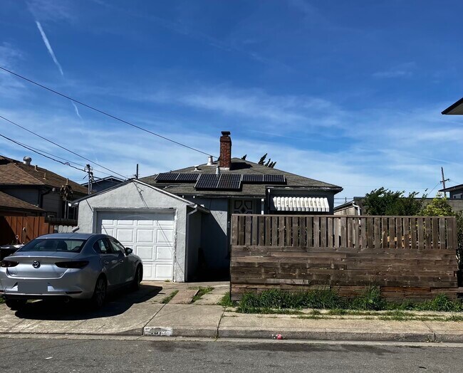 House with Solar panels - 461 39th St