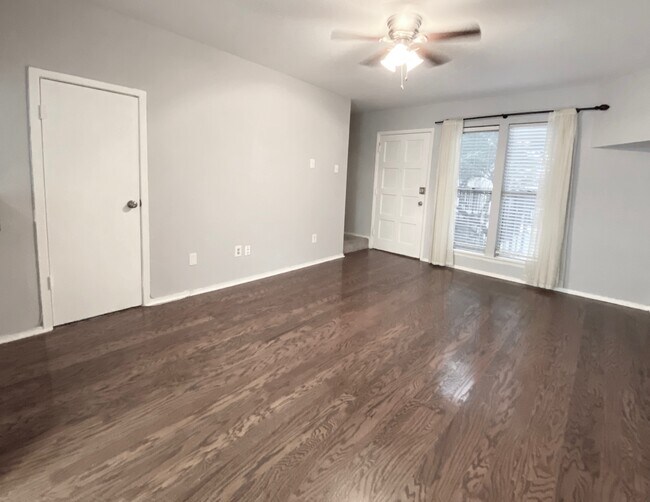 Living Area/Entrance - 4327 Holland Ave