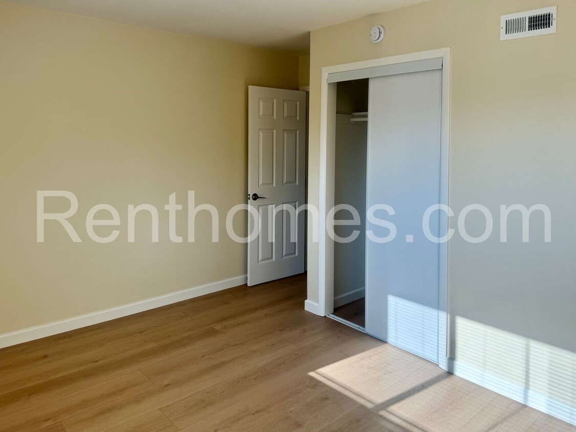 Primary Photo - Clairemont, Mount Ainsworth - Complete hom...
