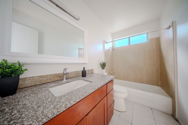 Building Photo - 2617-2619 E 17th St