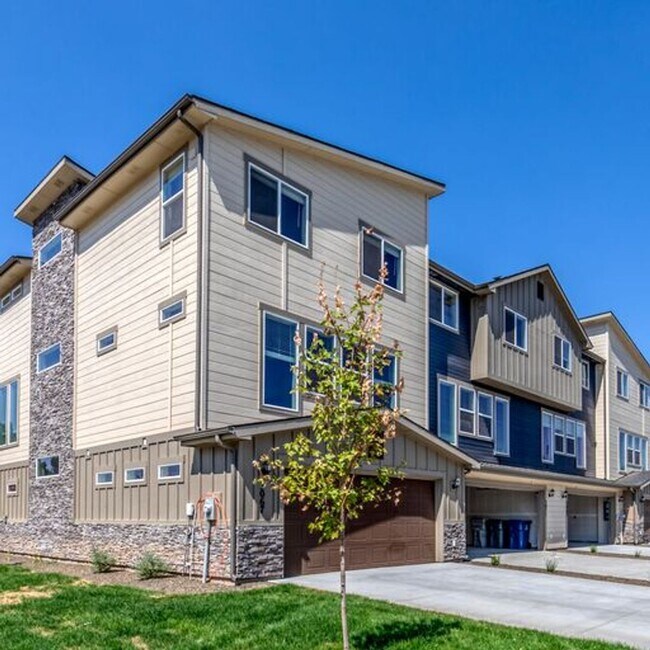 Building Photo - 4-Bedroom Townhome in West Boise