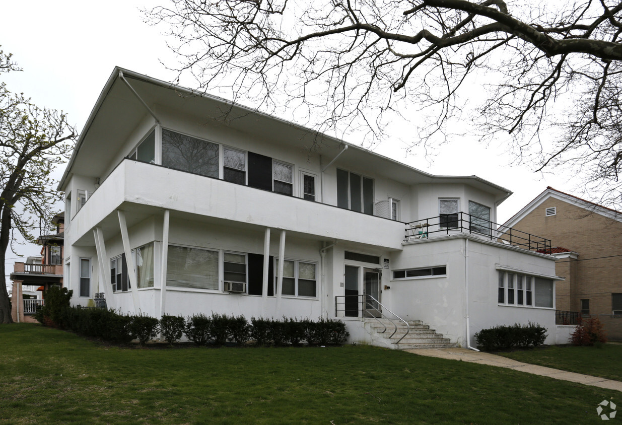 Primary Photo - 710 Grand Ave