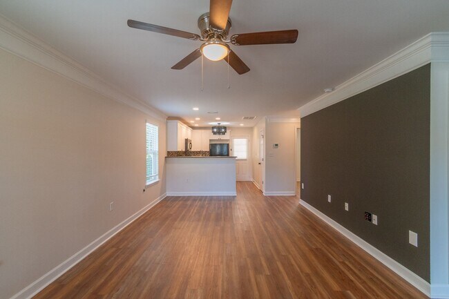 Foto del edificio - Charming End-Unit Townhome with Prime Loca...