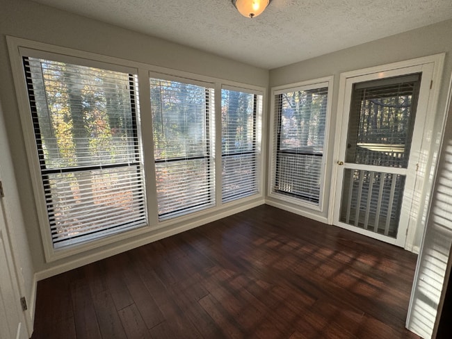 Building Photo - 305 Dunbar Dr