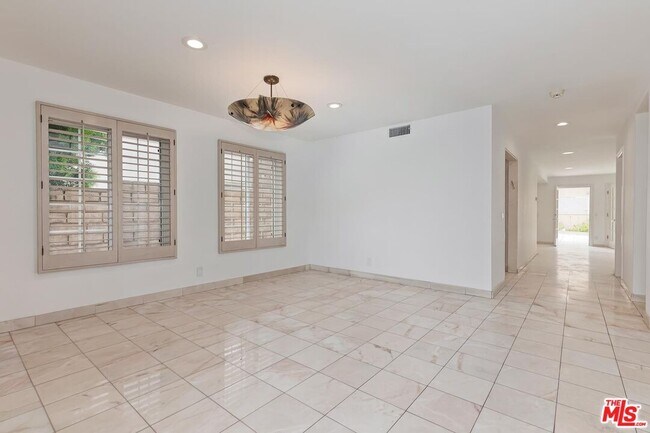 Building Photo - 207 N Maple Dr