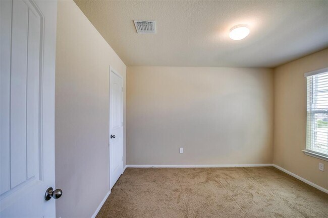 Foto del edificio - 15008 Custis Ln