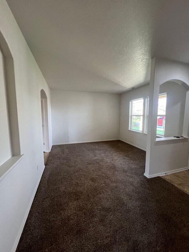 Foto del edificio - 3-bedroom 2-1/2 bathroom home in Eugene