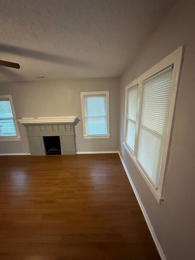 Foto del edificio - Beautiful 2 Bedroom 1 Bath DUPLEX