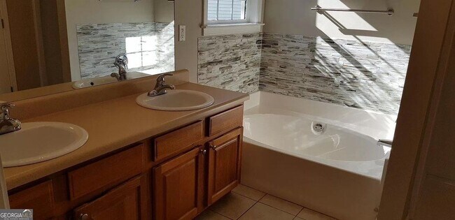 Building Photo - 520 Millbrook Village Dr