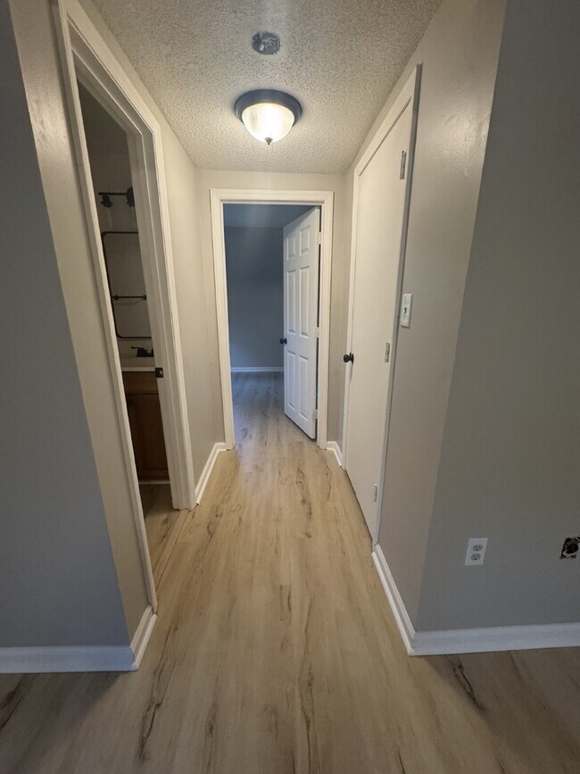 Building Photo - Newly remodeled apartment