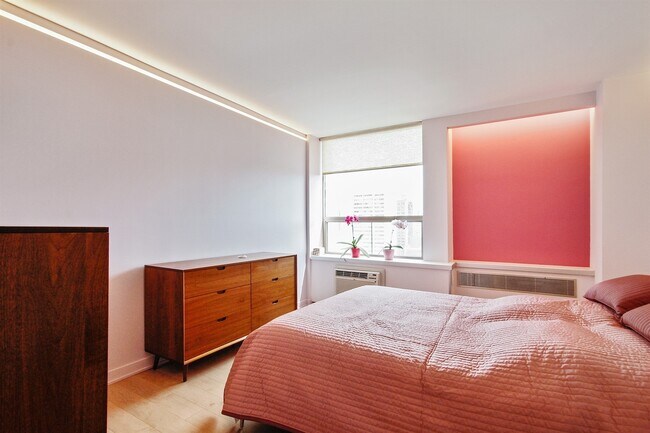 Foto del edificio - 1360 N Sandburg Terrace