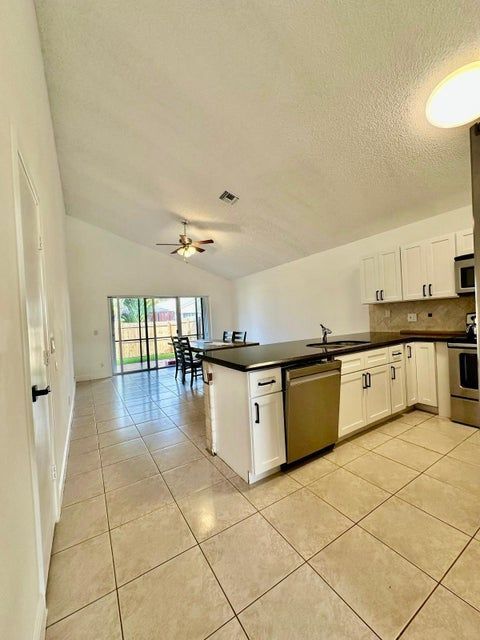 Foto principal - 22449 Middletown Dr
