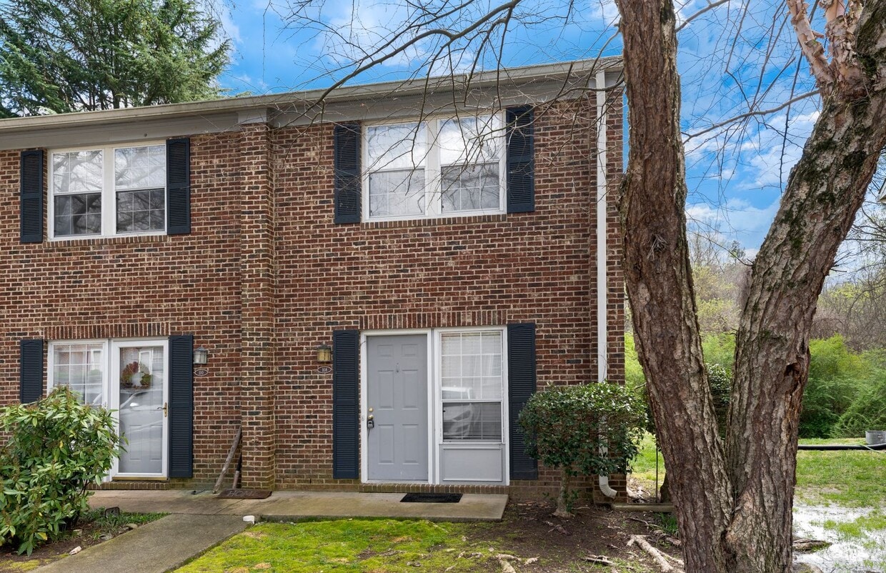 Available April! Convenient 2 BR/2.5BA Townhome - Available April! Convenient 2 BR/2.5BA Townhome