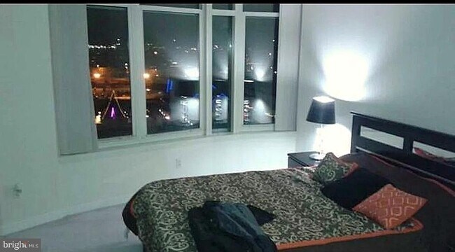 Foto del edificio - 100 Harborview Dr