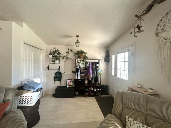 Building Photo - 3 bed 2 bath home in a great neighborhood