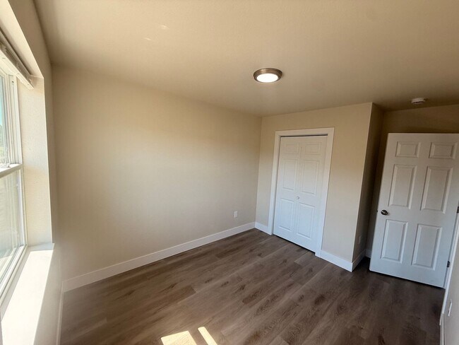 Building Photo - 3034/3030 Bennington Place