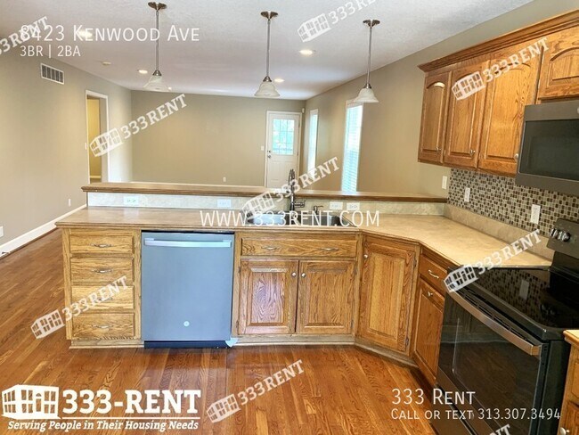 Building Photo - 8423 Kenwood Ave