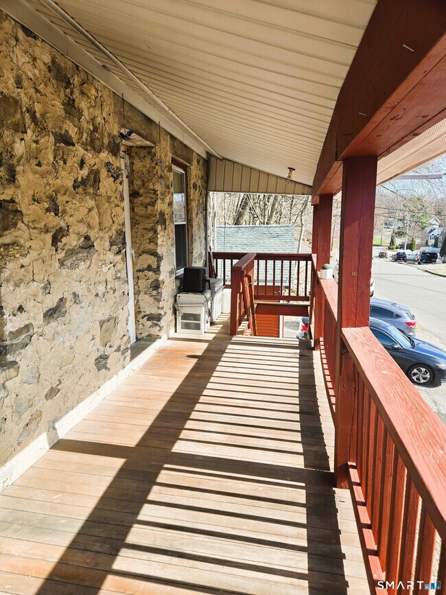 Foto del edificio - 73 Woodbridge Ave