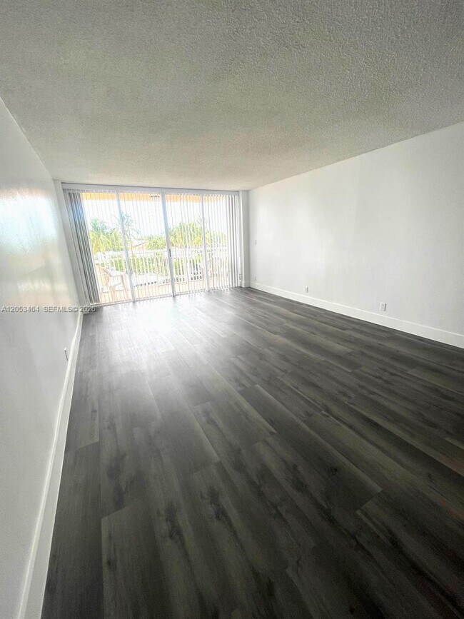 Foto del edificio - 2450 NE 135th St