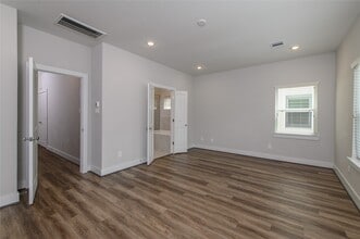 Building Photo - 1274 N Post Oak Rd