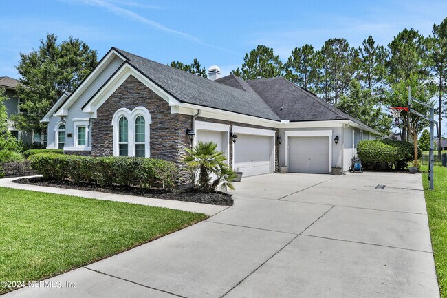 Building Photo - 978 Autumn Pines Drive