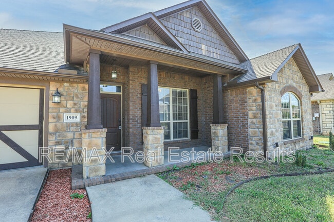 Building Photo - 1909 Sandpiper Ave