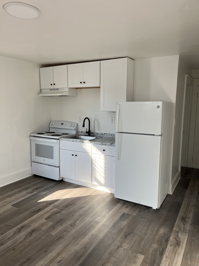 Building Photo - 831 W King St