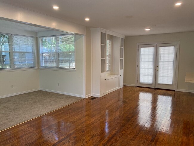 Building Photo - MIDTOWN LOCATION - 2bd/1ba with large yard and washer/dryer