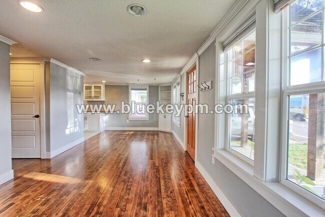 Foto del edificio - 2 Bed, 1 Bath Bungalow in Vancouver at 4th Plain Blvd and Franklin Ave