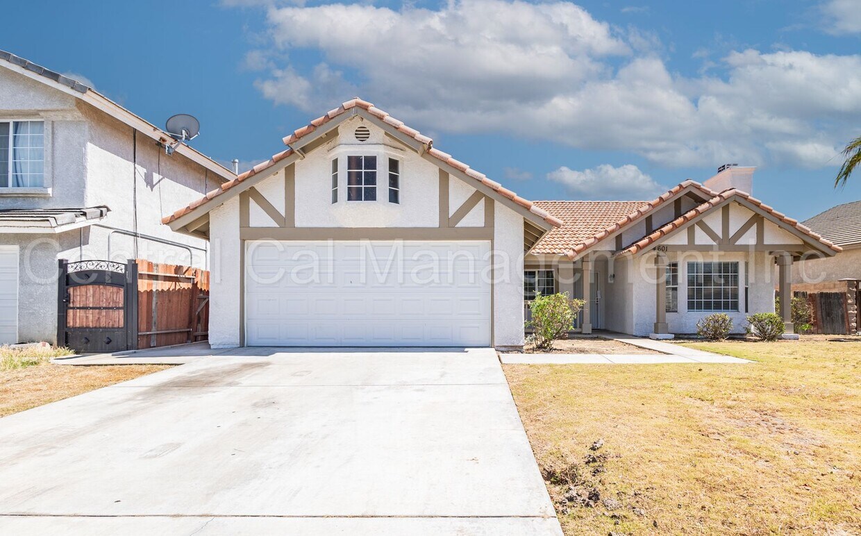 Foto principal - 3 Bedroom/2 Bath Home in the Southwest - $...