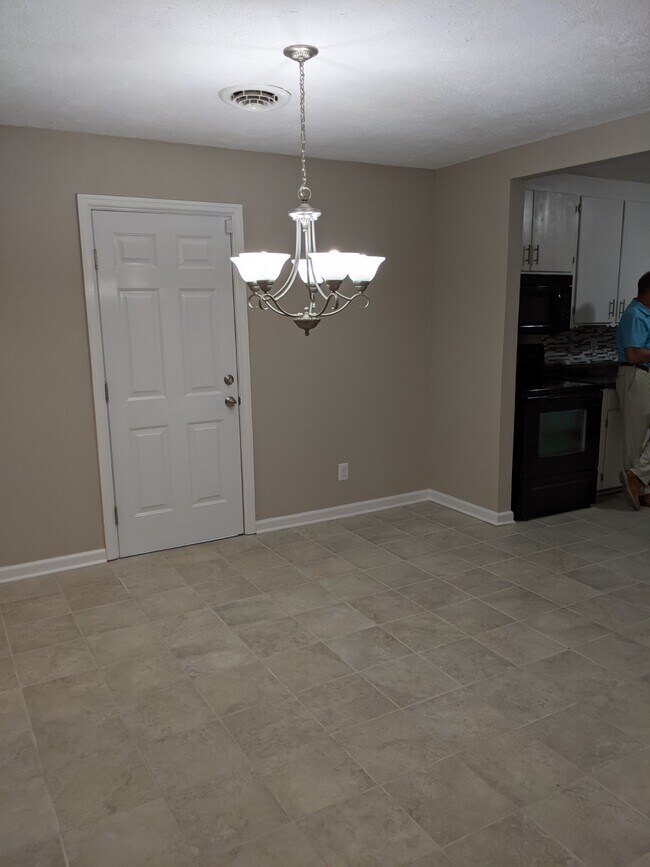 Foto del edificio - 53 Tinker Hill Rd