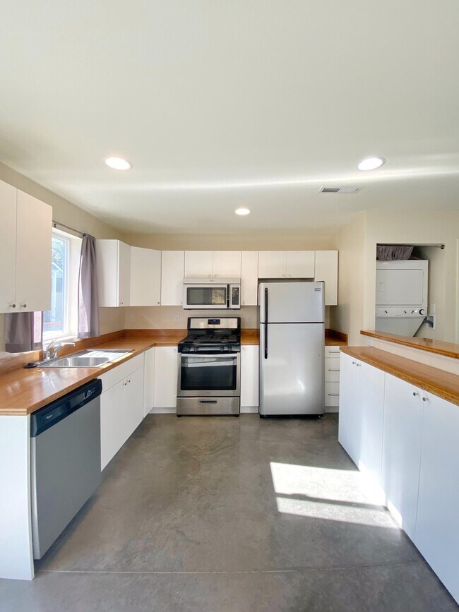 Building Photo - 130 Caliente St