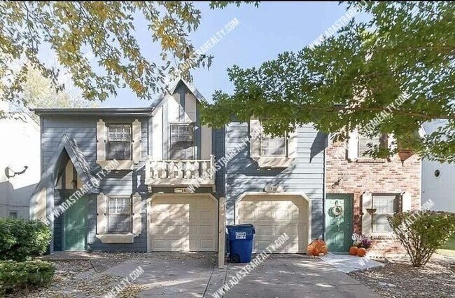Foto del edificio - Beautiful and Spacious Townhome in LAWRENCE-Available in MAY!!